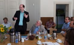 Christian Meyer, niedersächsischer Landesminister, diskutiert am GMC zu Paludikultur (Foto: lensescape)