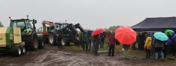 Besucher und Erntetechnik beim Feldtag zu Heuwerbung auf nassen Flächen (Foto: N. Körner)