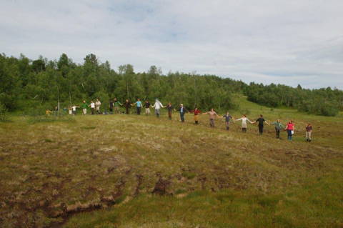 Students on a rim raised bog at Tågdalen, Norway (Photo: H. Joosten)